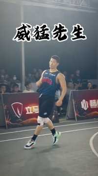 教你们肌肉男如何用身体去打球！#路人王篮球 #立马成王