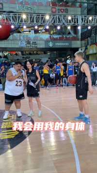 什么人能让郭师傅把球双手奉上？#路人王篮球#聚焦每一次全力以赴#立马成王
