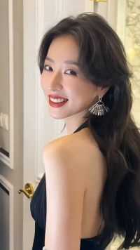 周雨彤，1994年9月21日出生于安徽省淮南市，中国内地女演员，毕业于上海视觉艺术学院表演系2012级。