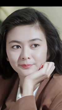 关之琳，本名关家慧，1962年9月24日出生于中国香港，籍贯辽宁省沈阳市，毕业于香港玛利诺修院学校，中国香港女演员、歌手。