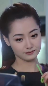 白冰，原名陈东，1986年5月2日出生于陕西省西安市，中国内地女演员、歌手，毕业于西北政法大学。