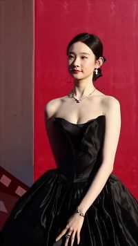 张艺凡，2000年2月10日出生，中国内地女演员、歌手，前女子演唱组合硬糖少女303成员，就读于北京舞蹈学院。