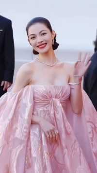 钟楚曦（Elaine Zhong），1993年3月18日出生于广东省广州市，毕业于上海戏剧学院表演系，中国内地女演员。
