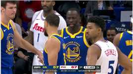 库里强碾篮下不看人妙传 格林心有灵犀突破反手上篮