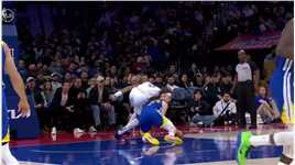 小伙子真拼！波杰倒地抢球助攻库里三分命中