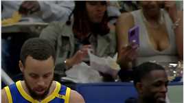 一往无前！库里一条龙快攻无视防守打成2+1