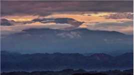 清晨的阳光翻越云层，照耀的雪山上，夹缝中的日照金山格外漂亮。