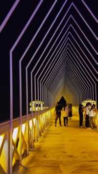 外沙岛“凝视”是北海网红打卡地之一，呈现于北海老街至海边的艺术栈桥。“凝视”表达的设计理念是：“凝视:见你见我，心境交融”。