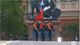 红场阅兵式开始！俄礼兵队高擎国旗和胜利旗步入红场