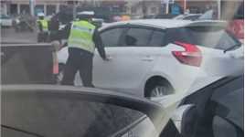 内蒙古警方通报一司机驾车冲撞执勤交警： 当事人已被控制