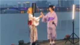 2女子穿和服在解放碑河旁拍照