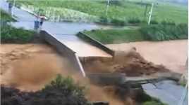 惊魂！监拍梅州一桥梁被洪水冲塌瞬间：半分钟前有人刚从桥上经过