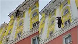 俄罗斯一男子修缮建筑时，安全绳突然断裂，从高空坠落身亡