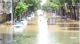 钦州遭暴雨袭击，市区内涝多辆车被淹，市民街头划船出行