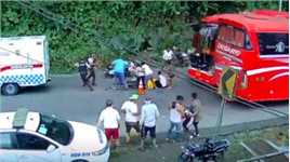 厄瓜多尔交通事故现场，救援人员现场治疗伤者时，遭巴士撞击