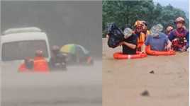 福建暴雨导致客车上10人被困，道路积水直至胸部，消防员紧急救援