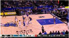 手感柔和不讲理 卡姆托马斯行进间抛投稳稳命中