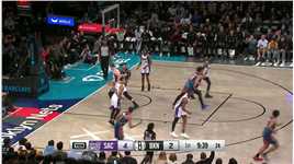 开场之后先来个下马威  威尔逊连线克洛尼完成空接配合