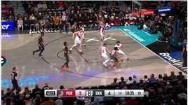 威廉姆斯假投真传戏耍防守 克拉克斯顿接球放篮默契十足