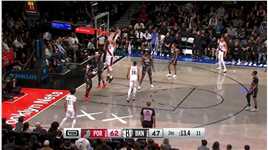 篮筐承伤100%！约翰逊抢断扣篮克林根吃饼回应