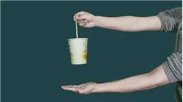 魔术教学：筷子放入杯子里，就能让杯子悬浮？方法特简单