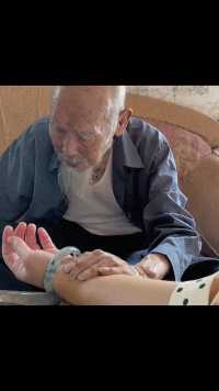 爷爷从医数十年 屡战屡胜 百岁高龄仍坚持坐诊 在北京得到领导赏识 今为初心回到老家帮助穷苦人家不收一分钱