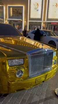 迪拜黄金劳斯莱斯全球限量版一台，连车牌都是黄金的！