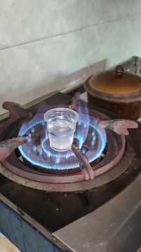 为什么水杯装着水放在火中烧不烂呢？谁知道这个是什么原理？