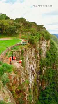 位于巴西avencal瀑布上的世界级蹦极项目，有机会可一定要去体验一下。