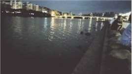 夜幕下的江滨大桥