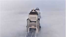 清晨烟雾缭绕中的扬州万福大桥，#这- ̗̀(๑ᵔ⌔ᵔ๑)风景你爱了吗٩(๑^o^๑)۶