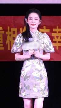 #李沁 新中式银色旗袍盘发造型好美呀！