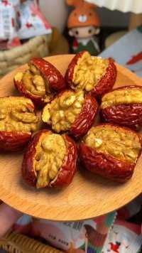 新疆的红枣夹核桃仁，又香又好吃，关键还划蒜# 零食...