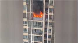 重庆一小区发生高楼火灾 工作人员用喊话器疏散住户