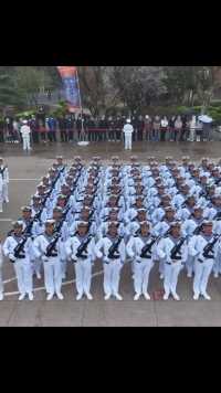 4月23日，海军大连舰艇学院千人方阵震撼来袭，庆祝人民海军75岁生日