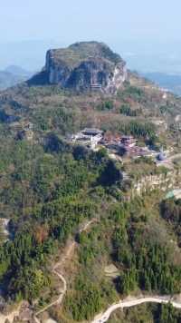 凯里香炉山，四面悬崖绝壁，型如香炉而得名。被誉为苗族圣山。