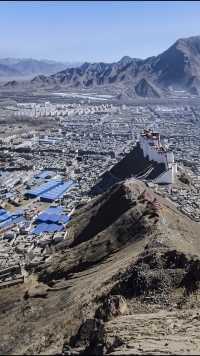 这里是西藏第二大城市日喀则，平均海拔在4000米以上，日喀则藏文意思是“土质最好的庄园”，这里沿路的村庄都种着青稞，也被誉为“青稞之乡”
