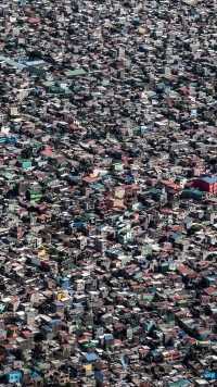 世界第一大贫民窟“ 马尼拉贫民窟”。世界上大约有10亿人住在贫民窟，有约2%的贫民窟居民生活在菲律宾。菲律宾首都马尼拉是世界上最拥挤的城市之一。大约有20万人居住在约2.5公里的地方，人口几乎是曼哈顿人口密度的三倍。