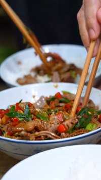 爆炒猪三样在湖南也叫杀猪菜，配合剁椒的鲜辣香嫩下饭，没吃过湘菜的朋友一定要试试