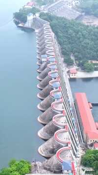 50年代建成，时称世界第一高连拱坝，由我国自行设计施工。
