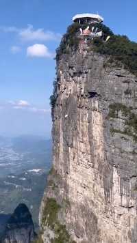 湖南省天门山风景区，是悬崖飞翔者向往的地方。用手机记录了这勇敢者的展翅飞翔。