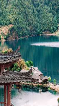 泸沽湖，位于四川盐源县与云南宁蒗县交界处。神秘的“东方女儿国”，一个被遗忘的“世外桃源”。山清水秀，景色迷人，泸沽湖被当