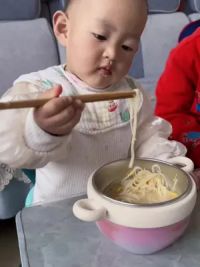 为什么每每筷子用的好，因为哥哥不让用手吃，为什么面条清淡吃得香，因为有哥哥帮忙，孩子多也有孩子多的好处呢～#超有爱