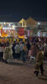 贵州铜仁寨沙侗寨每晚20:00举办的烟花篝火晚会，给短暂经停的游客留下不一样的烟火，不一样的年味，大中国，每个地方都有不同的民俗，多出去走走，感受别样的少数民族风情