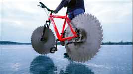 把轮胎换成锯片，自行车秒变切割器，骑到冰面上，场面彻底失控！