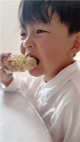 儿子吃玉米把门牙给咬坏了，这下完蛋了！