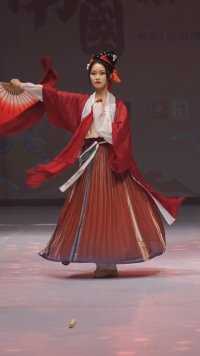 南国汉服嘉年华上让人一眼惊艳的扇子舞！汉舞大赛独舞冠军婉琳表演