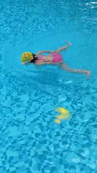 带姐姐去游泳，这泳姿真是醉了！青蛙🐸都得拜你为师！😂