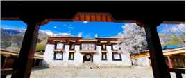 “冲康”藏语意为诞生的房子，位于西藏朗县境内，是十三世达赖喇嘛吉尊•阿旺罗桑•土登嘉措•晋美旺秋•却勒朗巴杰娃白桑布（后文称土登嘉措）的出生地。“母以子贵，妻以夫荣”。土登嘉措家由原来的差巴，摇身一变，成为西藏的公爵，冲康庄园蕴藏着那个时代的秘密。