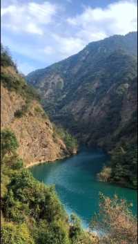 令牌峡，位于江西武宁罗坪镇，峡谷幽深，河水湛蓝，山萦水绕，景色如画。